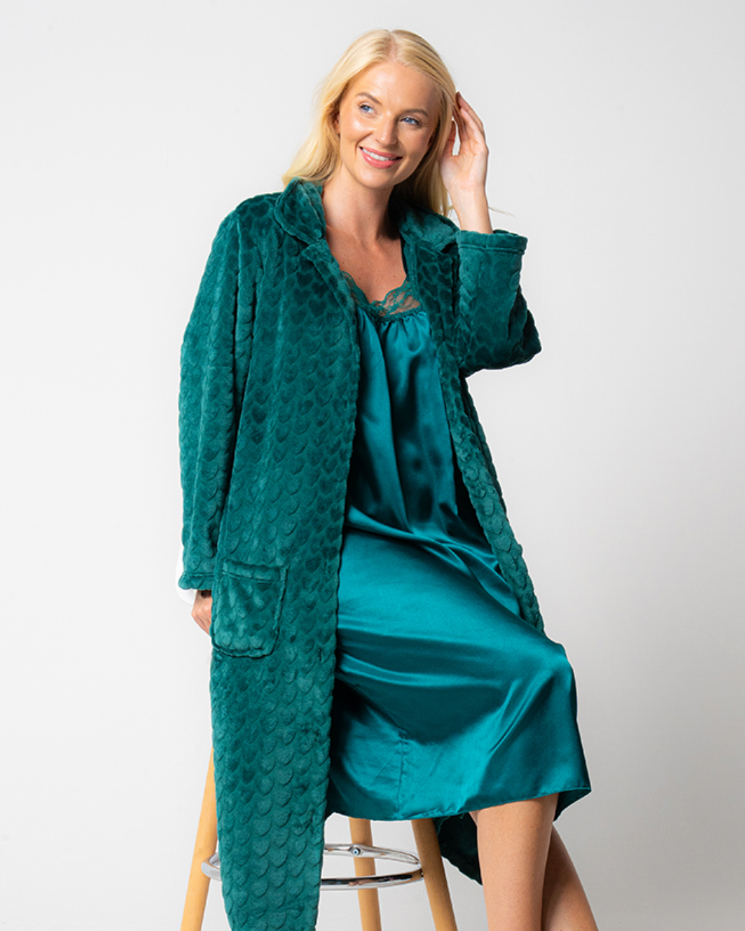 Luxury Embossed Fleece Button Up Dressing Gown (MK43704)
